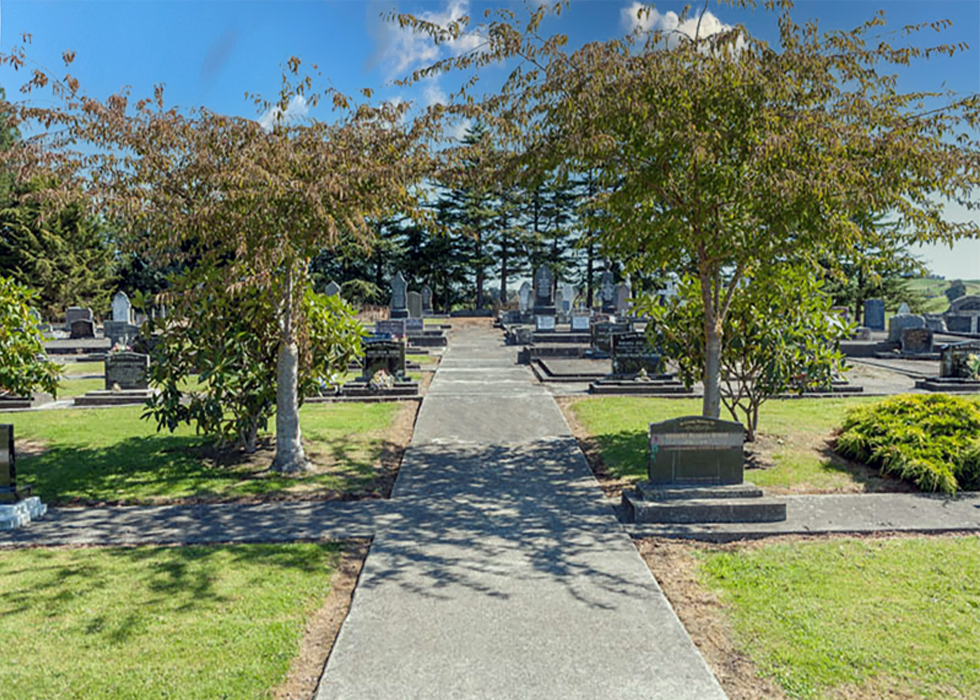 Waikaka Cemetery - Image showing path and graves